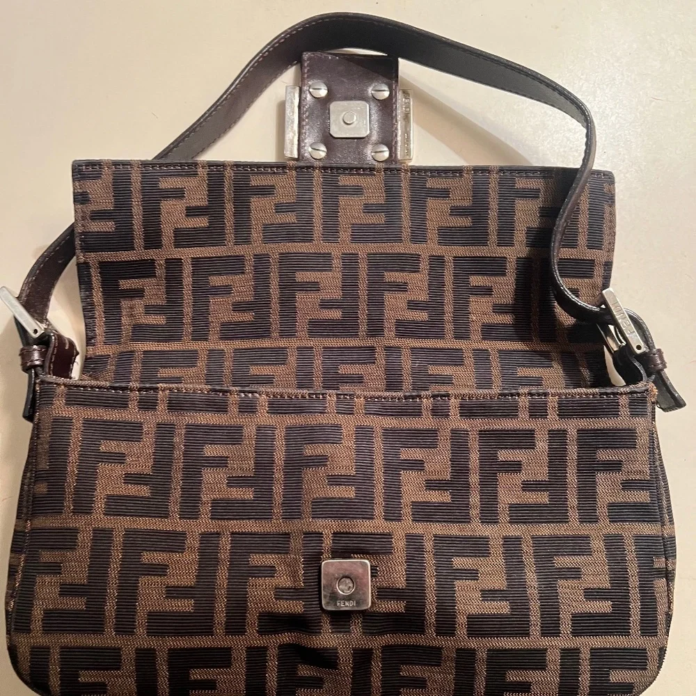 Vintage Fendi small shoulder purse - Picture 2 of 3